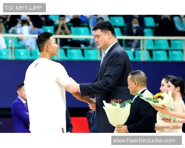 易建联重返赛场展现传奇风采引发篮球迷热议与期待